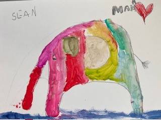 Unser Wasser-Projekt ein farbenfrohes, kindliches gemälde eines elefanten mit flecken in rosa, rot, grün, gelb und blau auf seinem körper. oben links steht slean geschrieben und oben rechts mam mit einem roten herz. der hintergrund ist weiß.