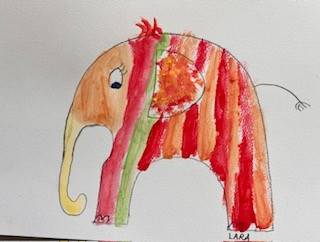 Unser Wasser-Projekt eine bunte, kindliche zeichnung eines elefanten mit roten, orangefarbenen, gelben und grünen längsstreifen, einem herzförmigen fleck an der seite und einem eingerollten schwanz. der elefant hat ein einziges sichtbares auge und einen gelben rüssel.