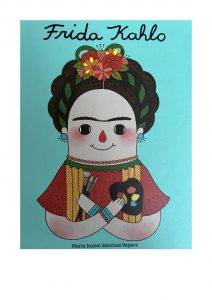 illustrierter umschlag eines buches mit dem titel "frida kahlo", der eine karikatur von frida mit blumen im haar, kräftigen augenbrauen, buntem schmuck und künstlerwerkzeugen in den händen zeigt. autorin: maría isabel sánchez vegara.