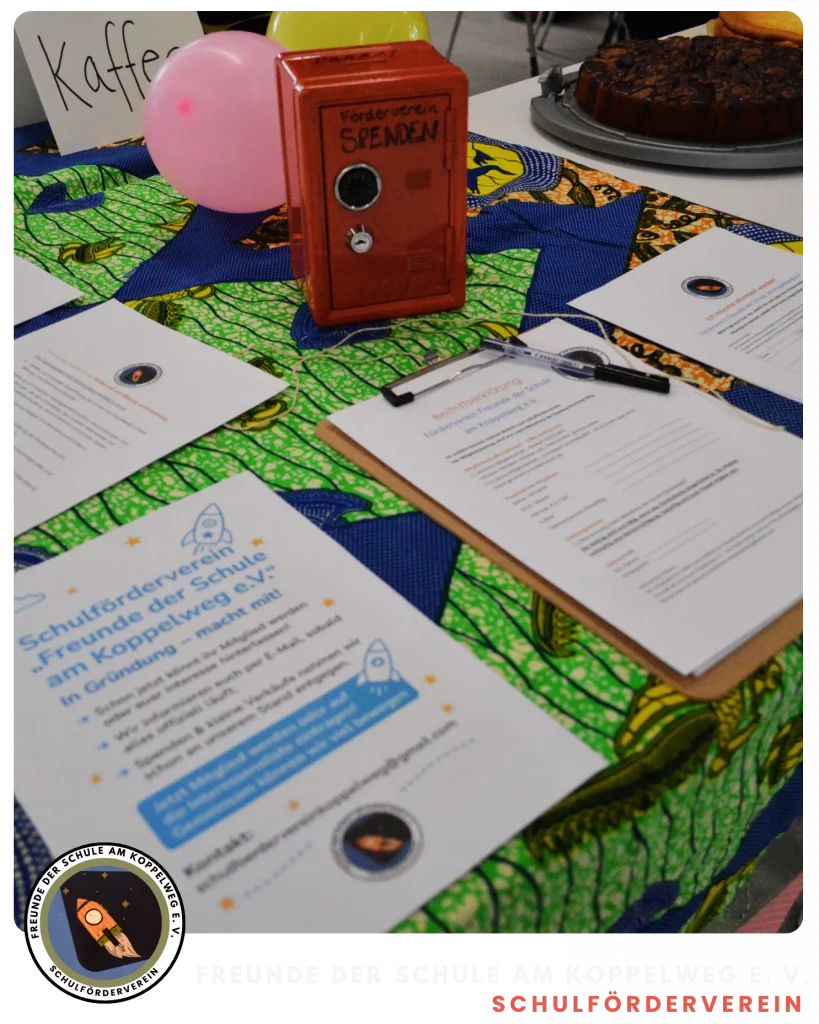 ein bunter tisch mit informationsflyern, klemmbrettern, einer roten spendenbox mit der aufschrift spenden, rosa und gelben luftballons und kuchen im hintergrund. die flyer sind mit einer raketengrafik und deutschem text versehen. ein bunter tisch mit informationsflyern, klemmbrettern, einer roten spendenbox mit der aufschrift spenden, rosa und gelben luftballons und kuchen im hintergrund. die flyer sind mit einer raketengrafik und deutschem text versehen.