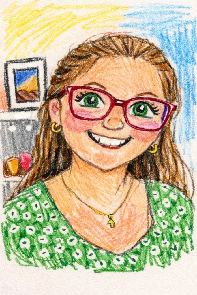 eine bunte buntstiftzeichnung einer lächelnden person mit langen braunen haaren, die eine rote brille, ein grünes kleid mit weißen blumen und goldenen schmuck trägt und vor regalen und einem bild an der wand steht.
