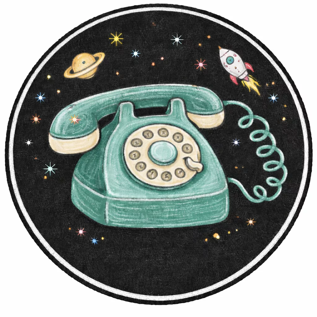 ein grünes vintage drehtelefon schwebt im weltraum, umgeben von sternen, einem planeten mit ringen und einem cartoon raketenschiff. die szene ist vor einem schwarzen, kreisförmigen hintergrund zu sehen. ein grünes vintage drehtelefon schwebt im weltraum, umgeben von sternen, einem planeten mit ringen und einem cartoon raketenschiff. die szene ist vor einem schwarzen, kreisförmigen hintergrund zu sehen.